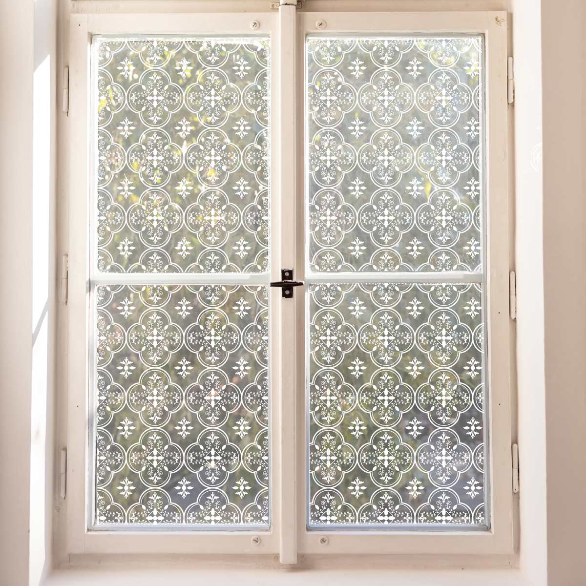 טפטים חלביים לזכוכית