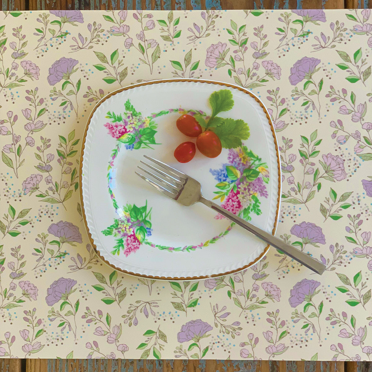 פלייסמט פרחי פיוני סגול לילך על רקע שמנת