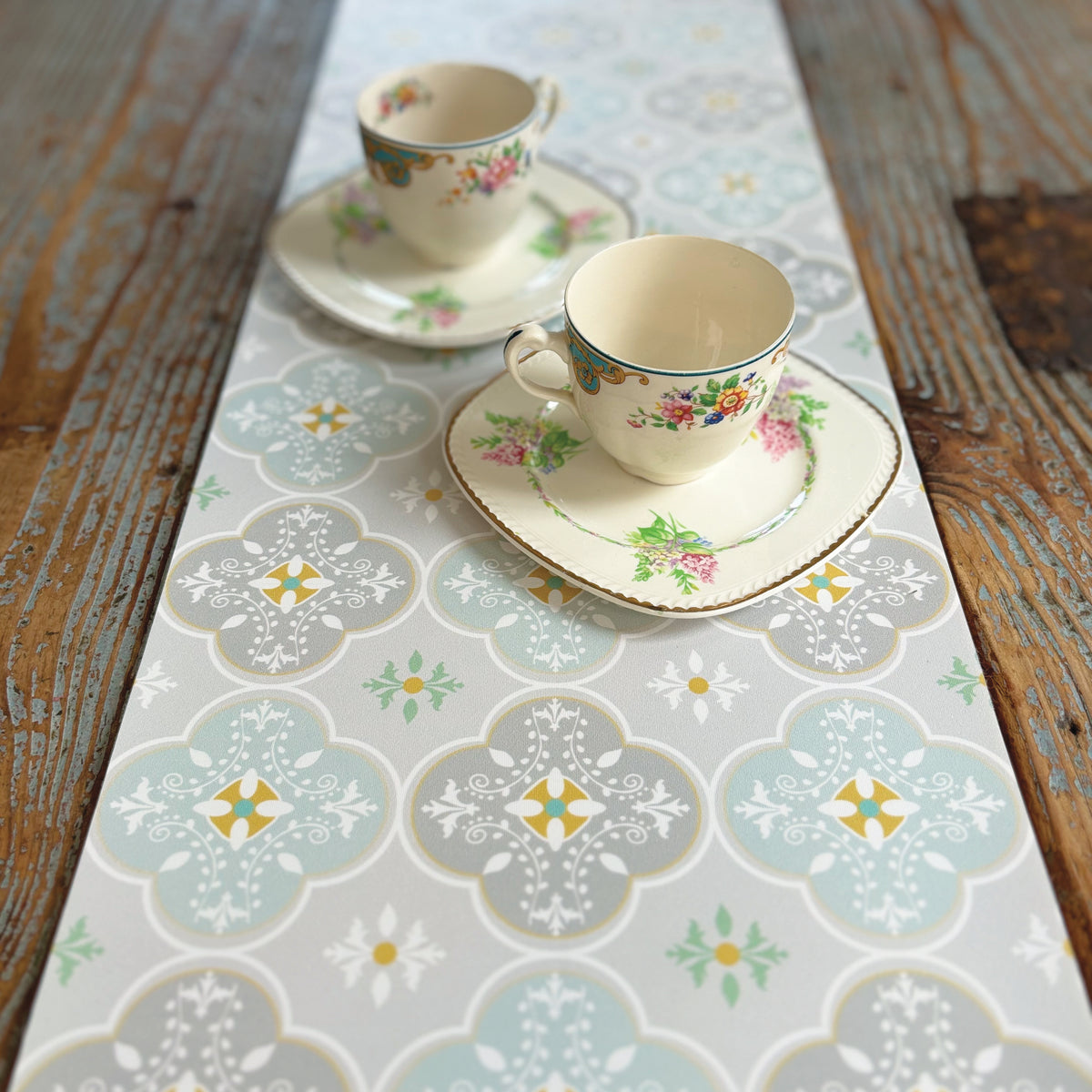 ראנר פיויסי שולחני- זכוכית סבתא אפור