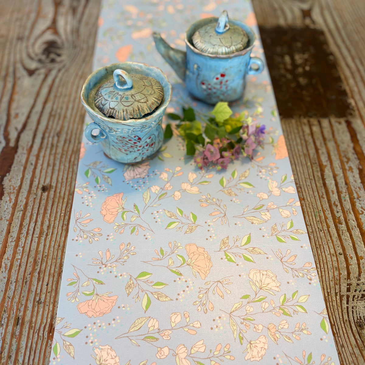 ראנר פיויסי שולחני- פרחי פיוני תכלת