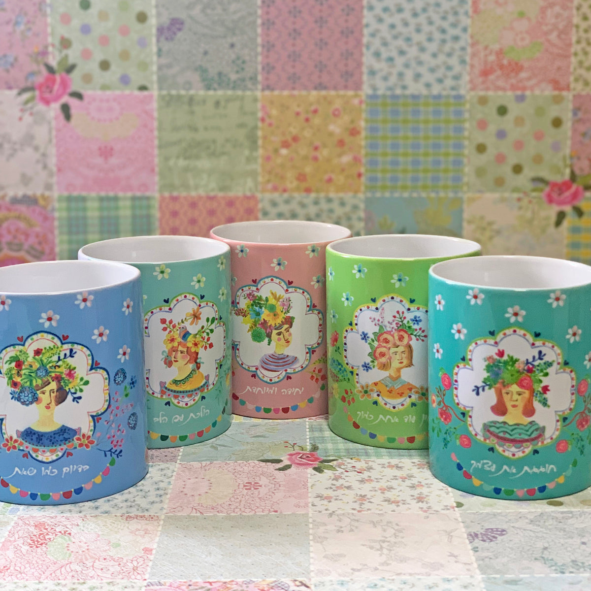 סט ספלים עם ציורי נשים וכיתוב