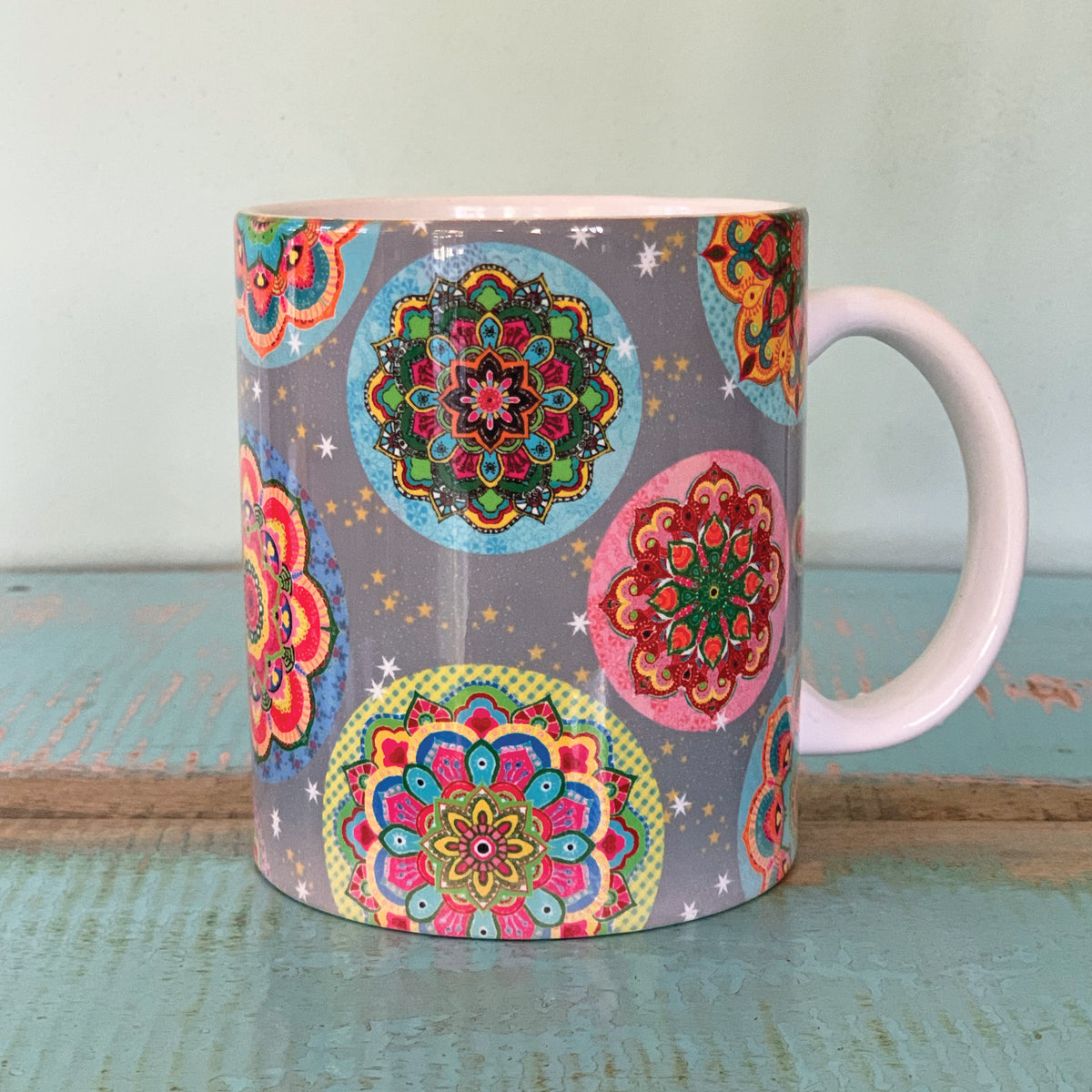 ספל מודפס- מנדלות רקע אפור