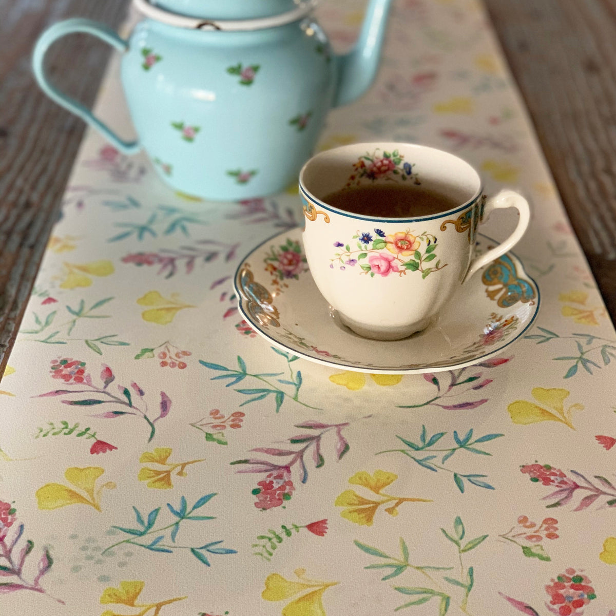 ראנר פיויסי שולחני- פרחים מיקה שמנת