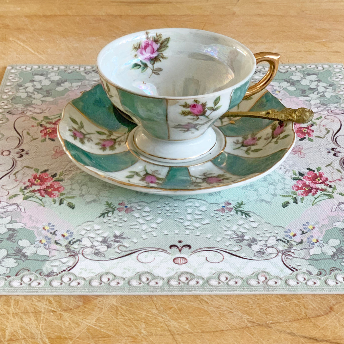 תחתית לדברים חמים, קישוט שולחני- תחרה תכלת