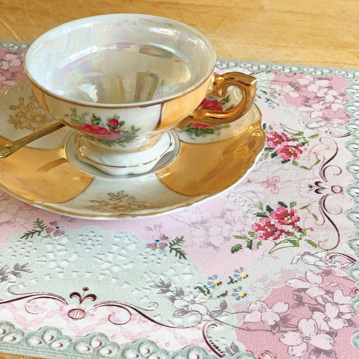 תחתית לדברים חמים, קישוט שולחני- תחרה ורודה