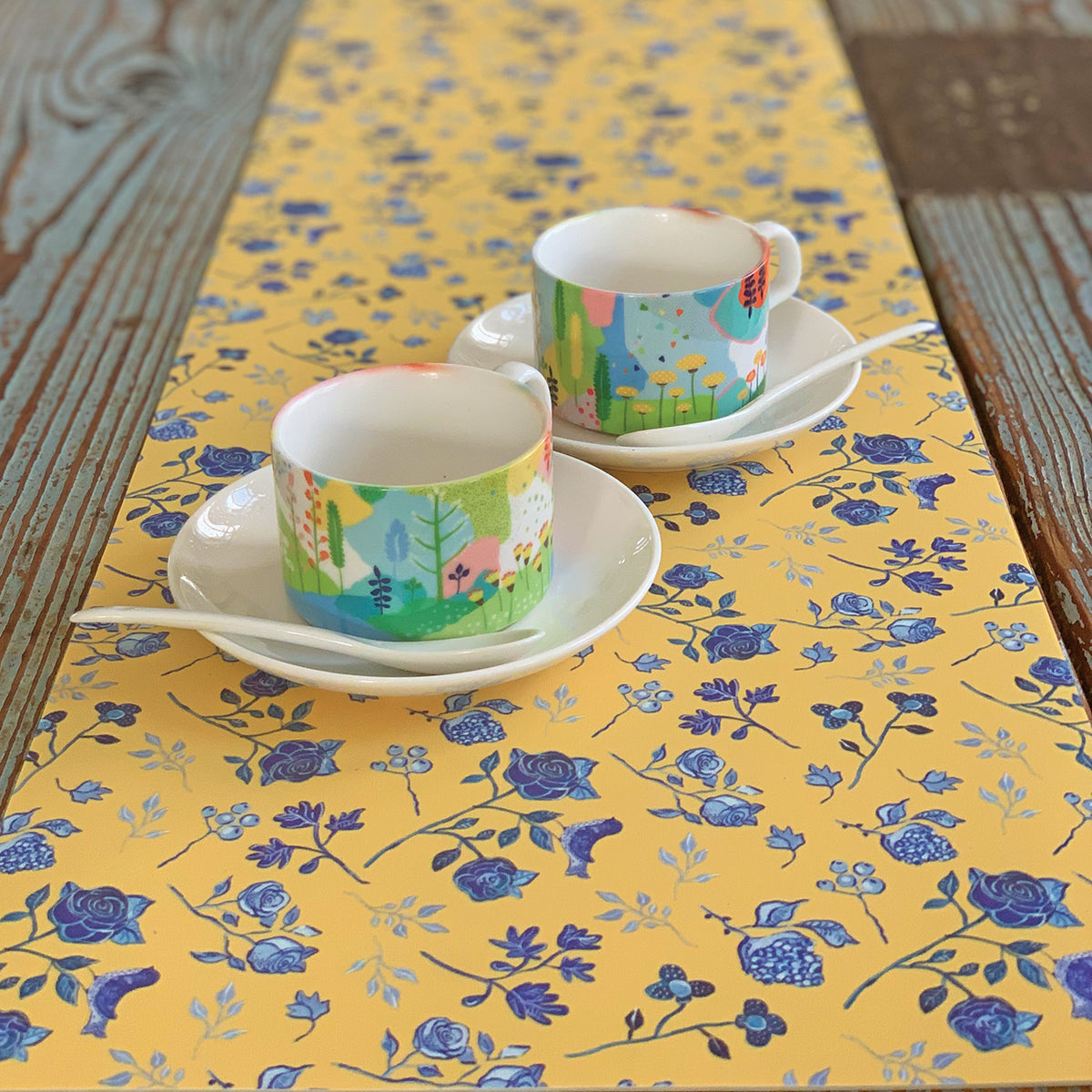 ראנר פיויסי שולחני- פרחים כחול לבן על רקע צהוב