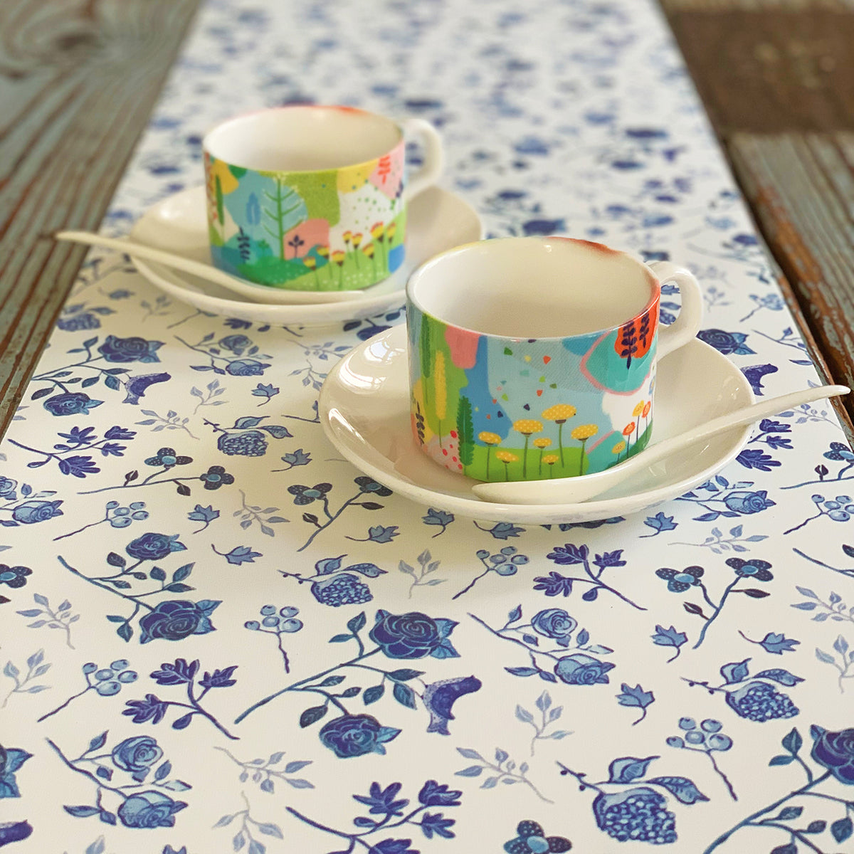 ראנר פיויסי שולחני- פרחים כחול לבן במבצע