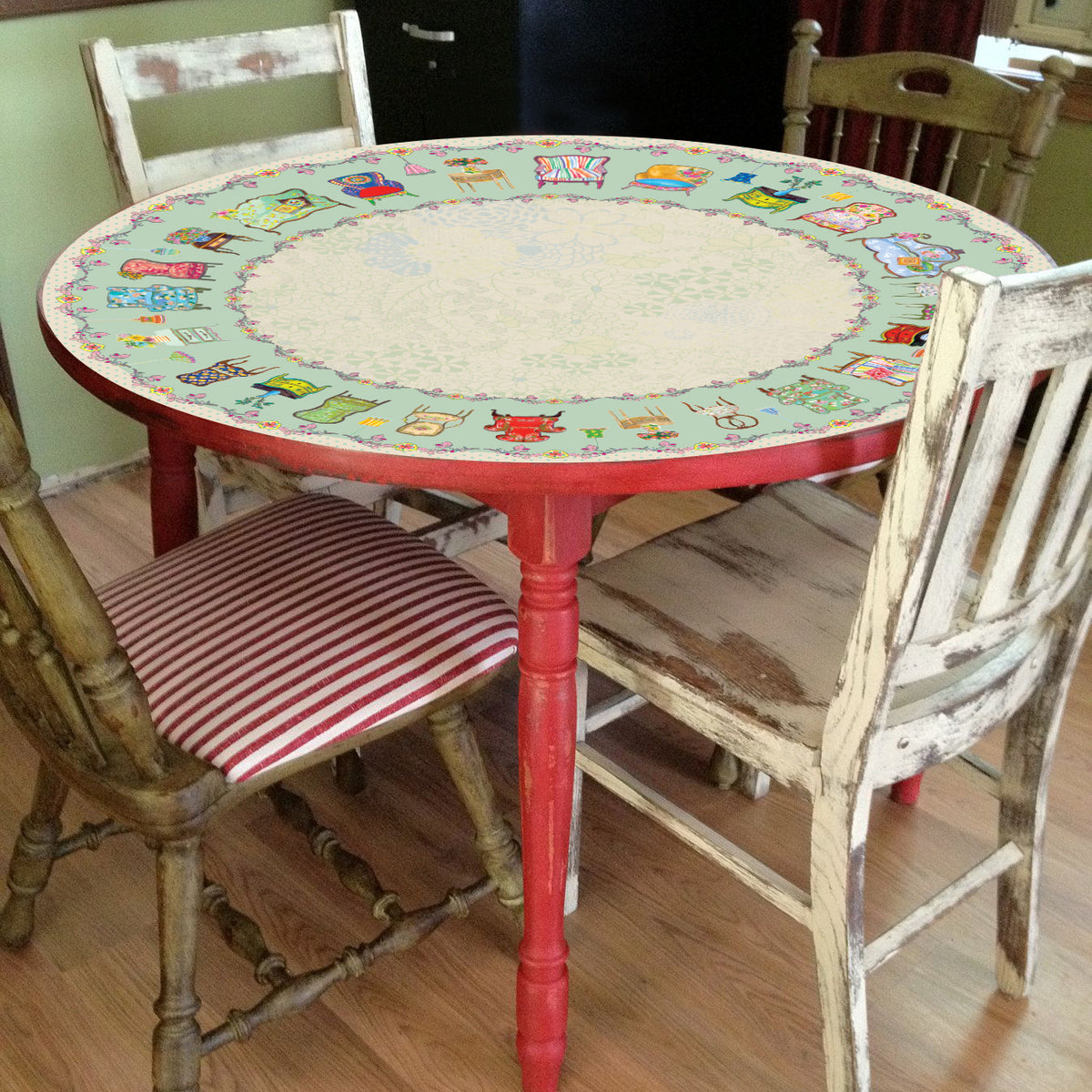 מפת שולחן pvc עגולה - כיסאות וינטג' ירוק סלדין