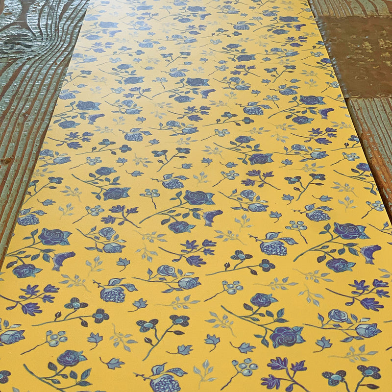 ראנר פיויסי שולחני- פרחים כחול לבן על רקע צהוב